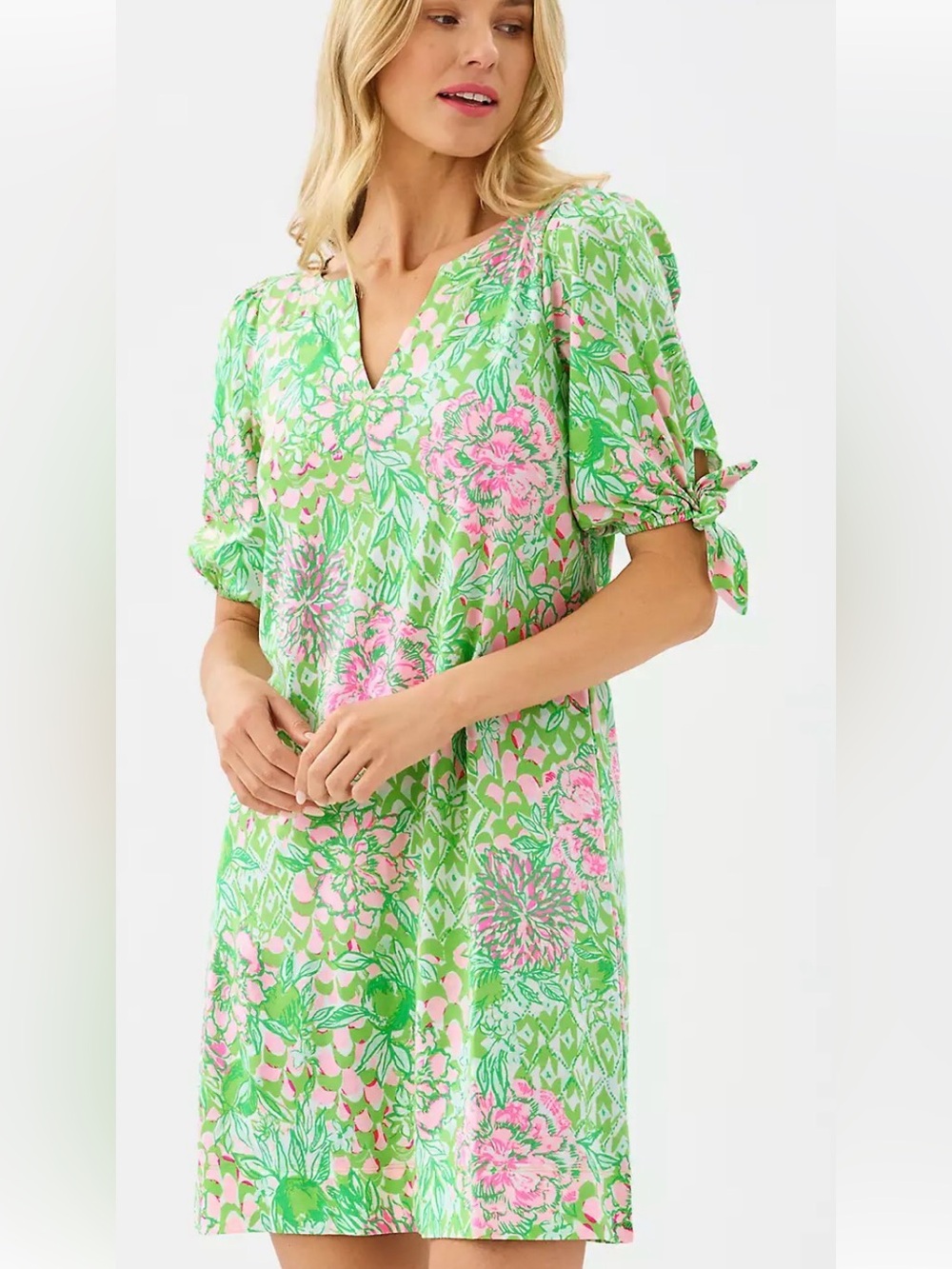 Lilly Pulitzer Easley T-Shirt Dress. Pink & Green Floral v-neck. Stunning 🤩